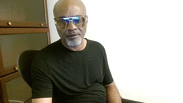 Snapshot of sinnernoir chatting on 04-18-26, 01:41 sinnernoir online show from 04-18-26, 01:41