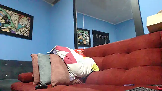 Snapshot of aliciamoon chatting on 09-27-25, 01:01 aliciamoon online show from 09-27-25, 01:01