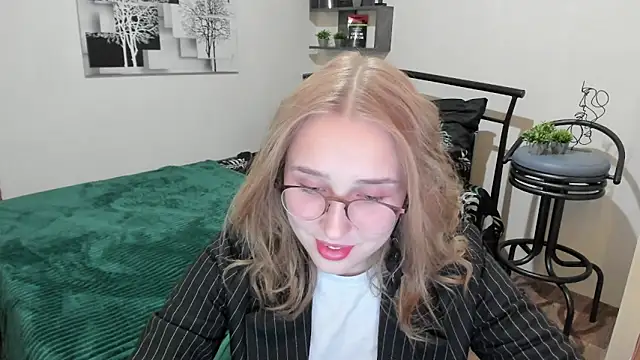 LinaTruly online show from 01-24-25, 08:53