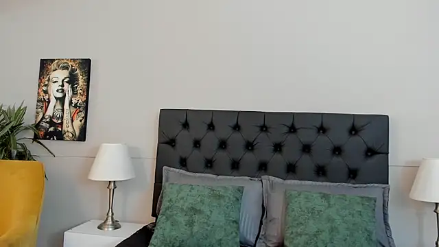 Robin Rief online show from 10-18-25, 03:41