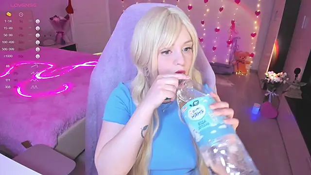 Snapshot of Amy_honey_angel chatting on 03-01-25, 10:24 Amy honey angel online show from 03-01-25, 10:24