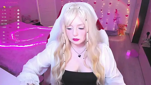 Snapshot of Amy_honey_angel chatting on 02-20-25, 09:44 Amy honey angel online show from 02-20-25, 09:44