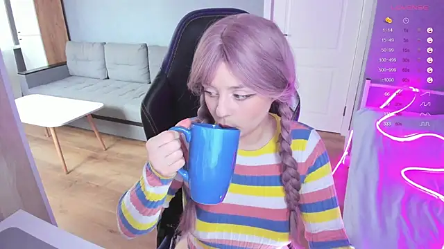 Snapshot of Amy_honey_angel chatting on 10-04-25, 11:01 Amy honey angel online show from 10-04-25, 11:01