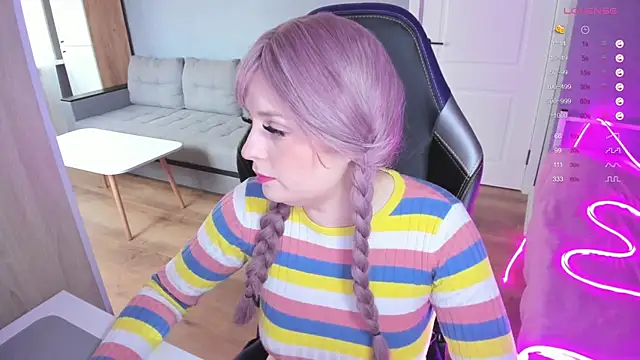 Snapshot of Amy_honey_angel chatting on 10-10-25, 11:22 Amy honey angel online show from 10-10-25, 11:22