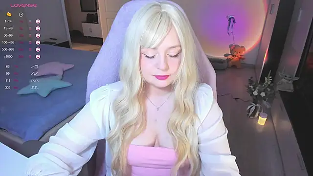 Snapshot of Amy_honey_angel chatting on 01-21-25, 12:18 Amy honey angel online show from 01-21-25, 12:18