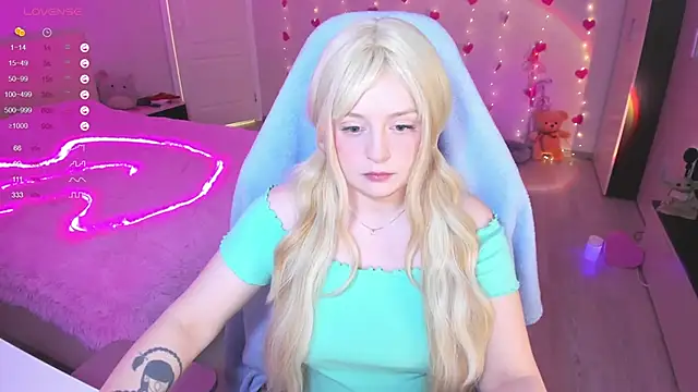 Snapshot of Amy_honey_angel chatting on 03-07-25, 08:45 Amy honey angel online show from 03-07-25, 08:45