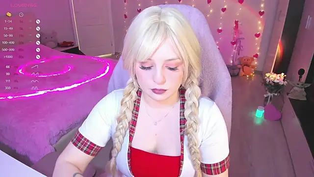 Snapshot of Amy_honey_angel chatting on 02-24-25, 10:04 Amy honey angel online show from 02-24-25, 10:04