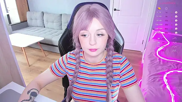 Snapshot of Amy_honey_angel chatting on 10-22-25, 10:04 Amy honey angel online show from 10-22-25, 10:04