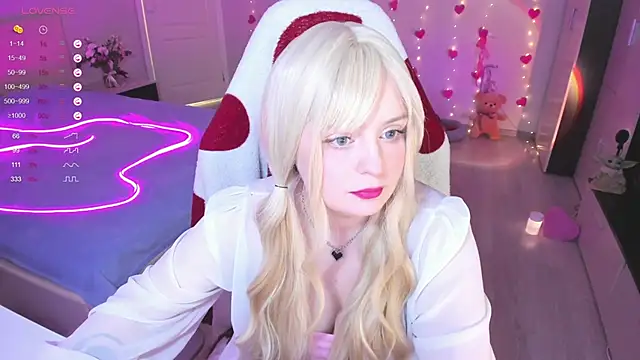 Snapshot of Amy_honey_angel chatting on 03-19-25, 12:01 Amy honey angel online show from 03-19-25, 12:01