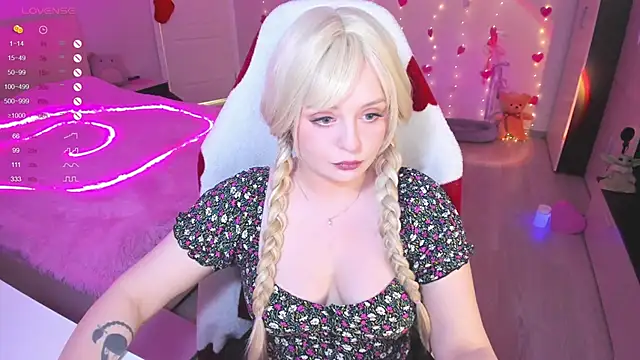 Snapshot of Amy_honey_angel chatting on 02-22-25, 09:23 Amy honey angel online show from 02-22-25, 09:23