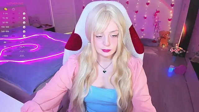 Snapshot of Amy_honey_angel chatting on 03-13-25, 08:37 Amy honey angel online show from 03-13-25, 08:37