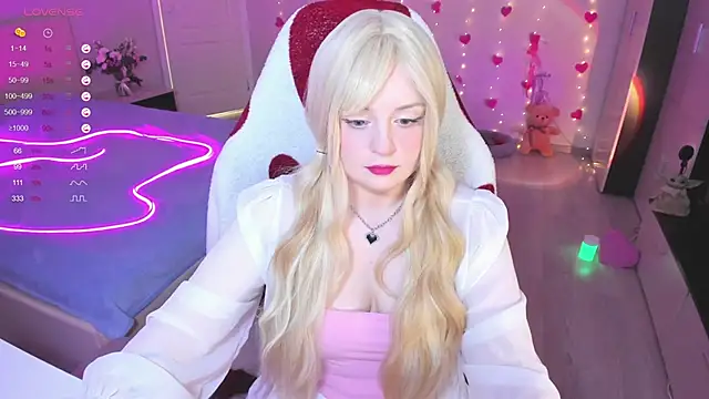 Snapshot of Amy_honey_angel chatting on 03-19-25, 08:55 Amy honey angel online show from 03-19-25, 08:55