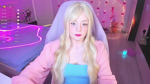 Snapshot of Amy_honey_angel chatting on 03-18-25, 09:34 Amy honey angel online show from 03-18-25, 09:34