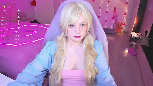 Snapshot of Amy_honey_angel chatting on 02-28-25, 06:43 Amy honey angel online show from 02-28-25, 06:43