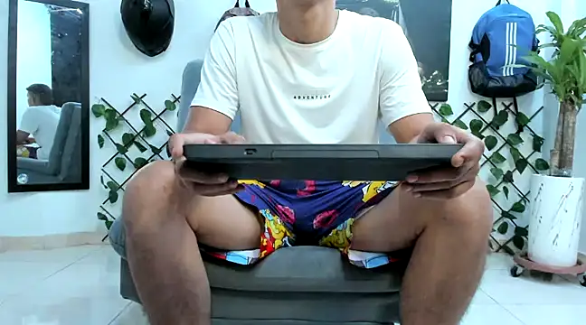 Snapshot of boss_of_cash chatting on 12-12-24, 03:43 boss of cash online show from 12-12-24, 03:43