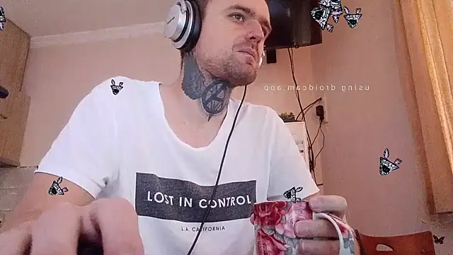 Snapshot of HappyZebra13 chatting on 02-02-25, 01:19 HappyZebra13 online show from 02-02-25, 01:19