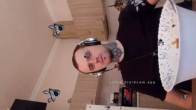 Snapshot of HappyZebra13 chatting on 02-12-25, 09:52 HappyZebra13 online show from 02-12-25, 09:52