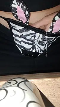 Snapshot of HappyZebra13 chatting on 01-12-25, 01:53 HappyZebra13 online show from 01-12-25, 01:53