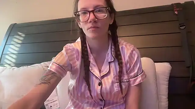 Snapshot of yourstrulylivy69 chatting on 02-20-25, 01:51 yourstrulylivy69 online show from 02-20-25, 01:51