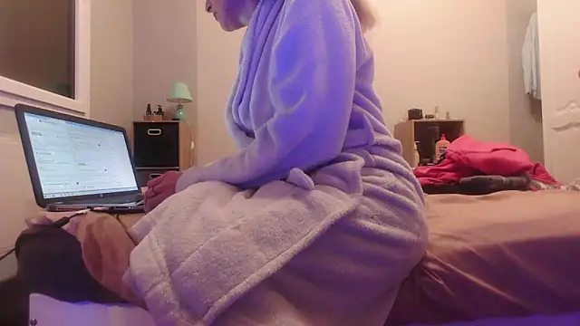 Snapshot of Cally-n chatting on 01-25-25, 11:00 Cally-n online show from 01-25-25, 11:00