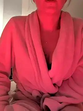 Snapshot of Cally-n chatting on 12-30-24, 04:31 Cally-n online show from 12-30-24, 04:31