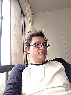 Snapshot of Bombi22 chatting on 10-05-25, 10:11 Bombi22 online show from 10-05-25, 10:11