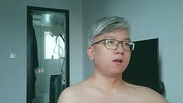 Snapshot of leoUSIR chatting on 09-17-25, 08:49 leoUSIR online show from 09-17-25, 08:49