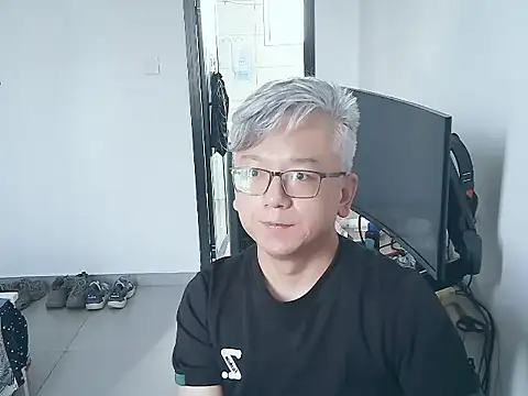 Snapshot of leoUSIR chatting on 09-11-25, 01:16 leoUSIR online show from 09-11-25, 01:16