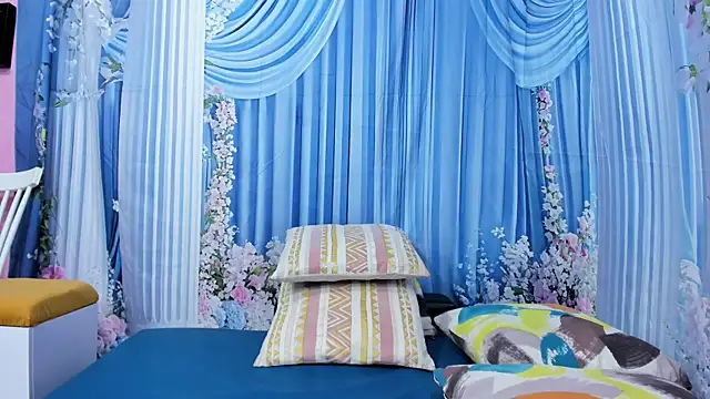 Snapshot of miss--flora chatting on 07-25-26, 04:13 miss--flora online show from 07-25-26, 04:13