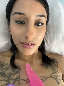 Angel Depp online show from 11-23-25, 02:54