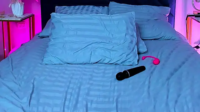 Curvy Dynamite  online show from 03-10-25, 07:33