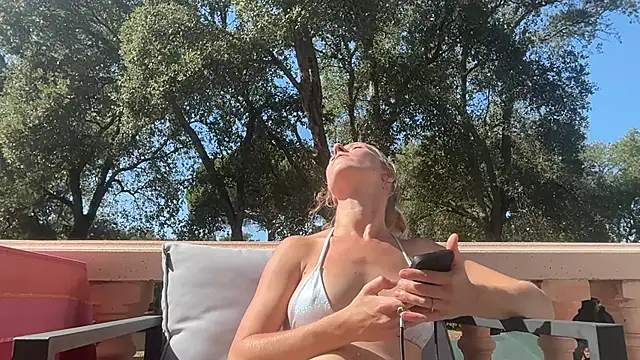 Snapshot of Emmy_frenchie chatting on 09-22-25, 12:33 Emmy frenchie online show from 09-22-25, 12:33