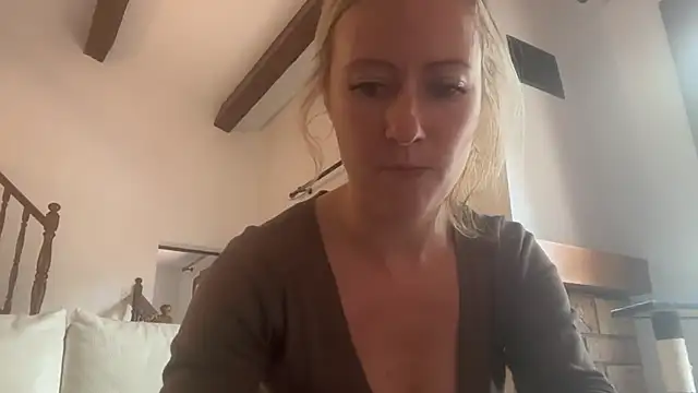 Snapshot of Emmy_frenchie chatting on 11-24-25, 11:43 Emmy frenchie online show from 11-24-25, 11:43