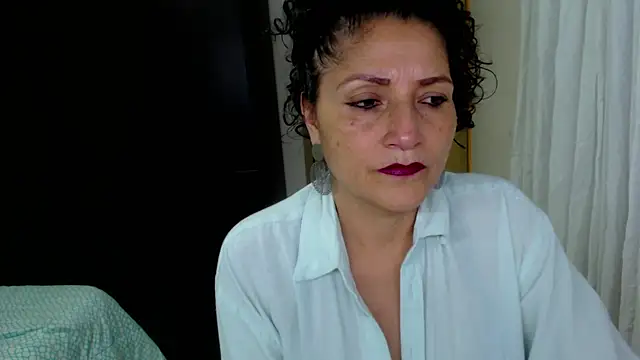 Snapshot of arianna_ros3 chatting on 06-07-26, 01:22 arianna ros3 online show from 06-07-26, 01:22