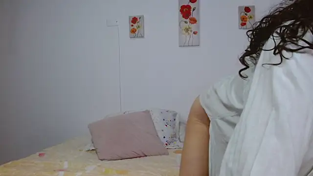 Snapshot of arianna_ros3 chatting on 07-12-26, 02:23 arianna ros3 online show from 07-12-26, 02:23