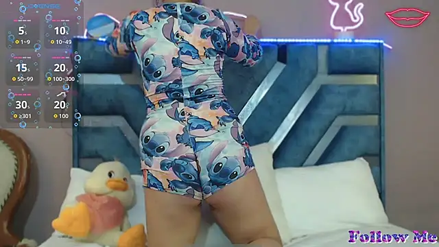 Snapshot of Roxan_Fox- chatting on 11-16-25, 04:28 Roxan Fox- online show from 11-16-25, 04:28