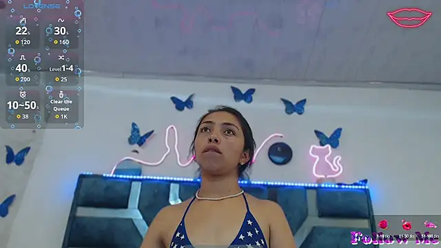 Snapshot of Roxan_Fox- chatting on 11-12-25, 02:15 Roxan Fox- online show from 11-12-25, 02:15