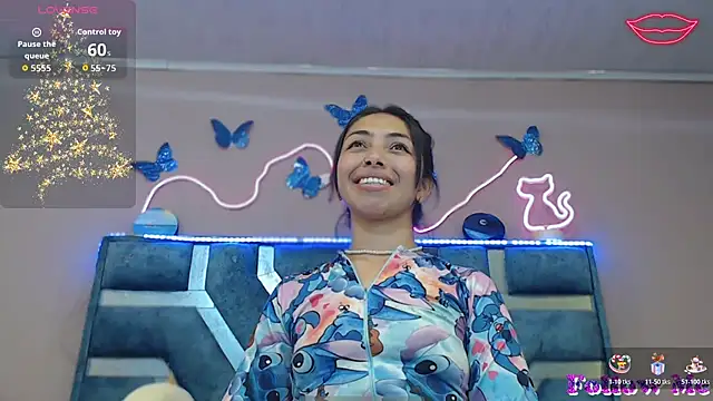 Snapshot of Roxan_Fox- chatting on 12-15-25, 05:02 Roxan Fox- online show from 12-15-25, 05:02