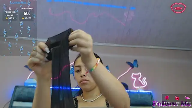 Snapshot of Roxan_Fox- chatting on 11-25-25, 02:01 Roxan Fox- online show from 11-25-25, 02:01