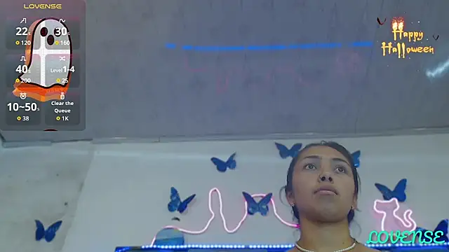 Snapshot of Roxan_Fox- chatting on 10-18-25, 04:03 Roxan Fox- online show from 10-18-25, 04:03