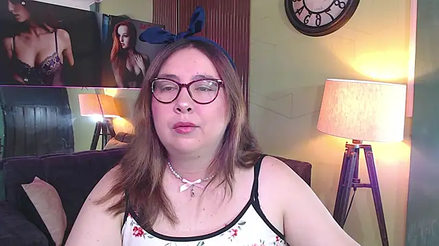 Snapshot of chloe_prg chatting on 09-18-25, 05:54 chloe prg online show from 09-18-25, 05:54