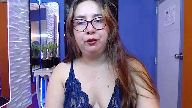 Snapshot of chloe_prg chatting on 02-21-25, 01:11 chloe prg online show from 02-21-25, 01:11