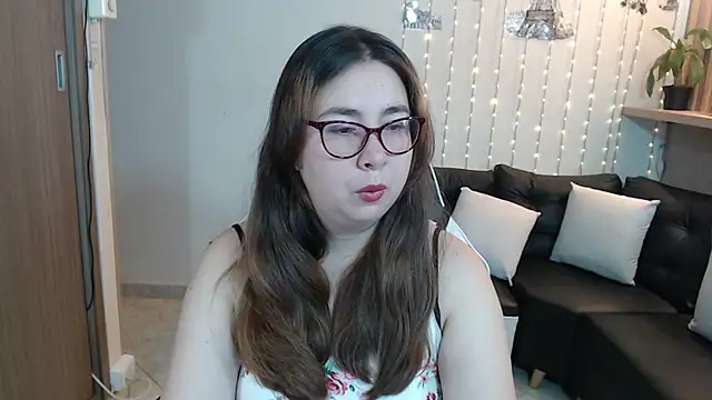 Snapshot of chloe_prg chatting on 02-19-25, 12:44 chloe prg online show from 02-19-25, 12:44