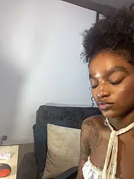 Snapshot of Zizi-campbel chatting on 03-13-25, 12:02 Zizi-campbel online show from 03-13-25, 12:02