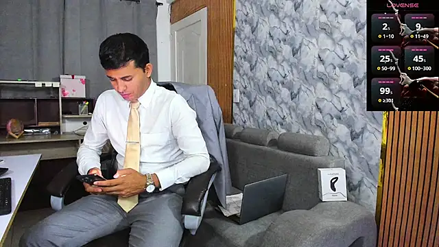 Hideintheoffice online show from 02-10-26, 06:34