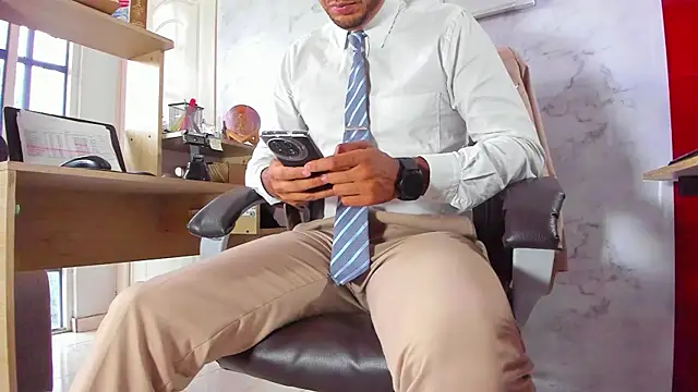 Snapshot of Hideintheoffice chatting on 02-26-25, 10:26 Hideintheoffice online show from 02-26-25, 10:26