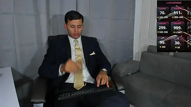 Snapshot of Hideintheoffice chatting on 10-04-25, 11:39 Hideintheoffice online show from 10-04-25, 11:39