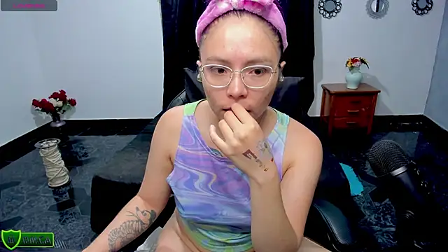 Snapshot of LilSasha chatting on 09-16-25, 04:02 LilSasha online show from 09-16-25, 04:02