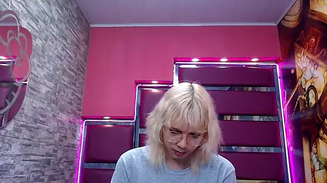 Snapshot of perfectlump chatting on 10-18-25, 01:57 perfectlump online show from 10-18-25, 01:57