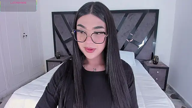 RoseCassie online show from 04-21-26, 02:01